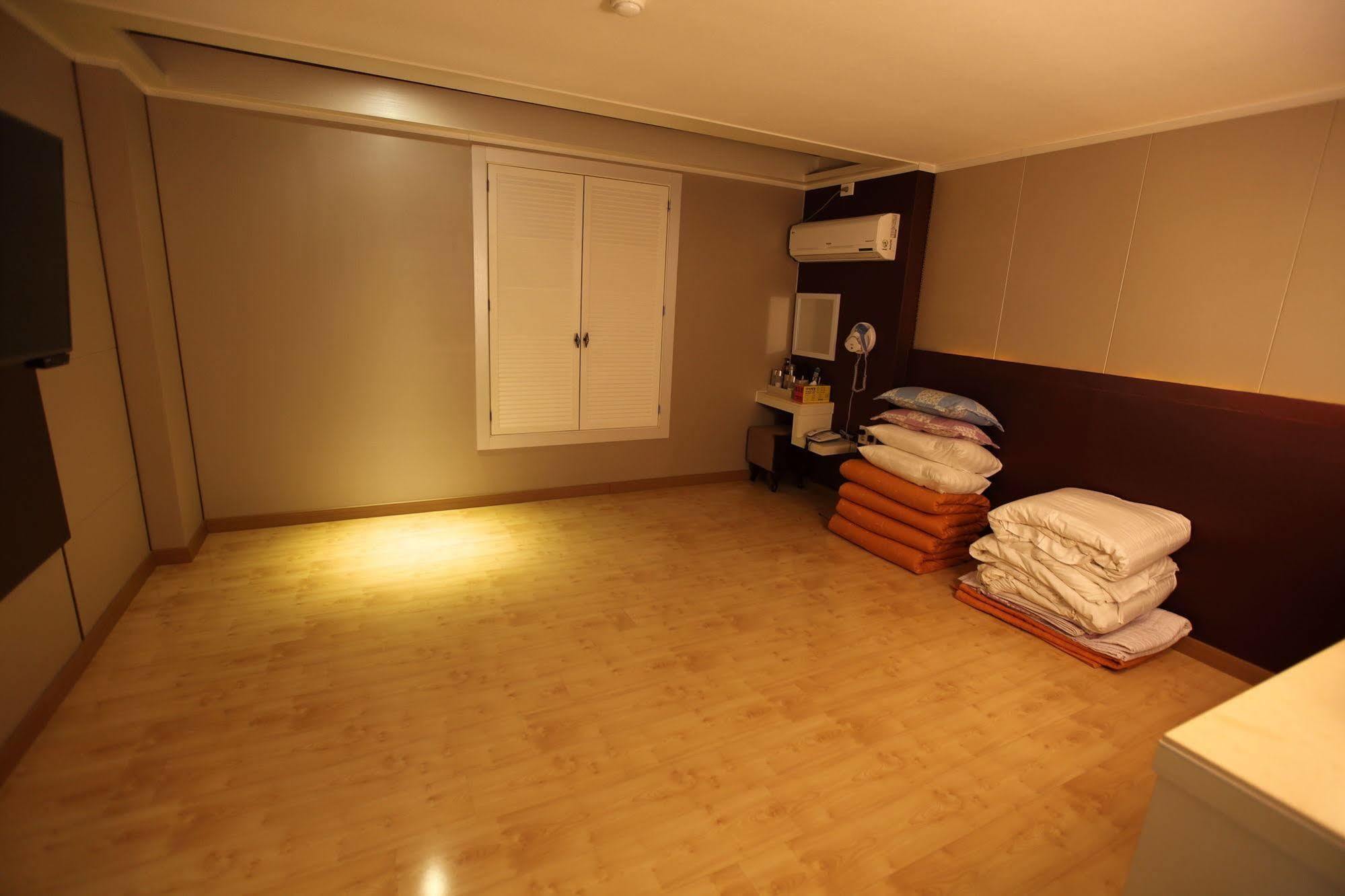 River Hotel Namwon Экстерьер фото